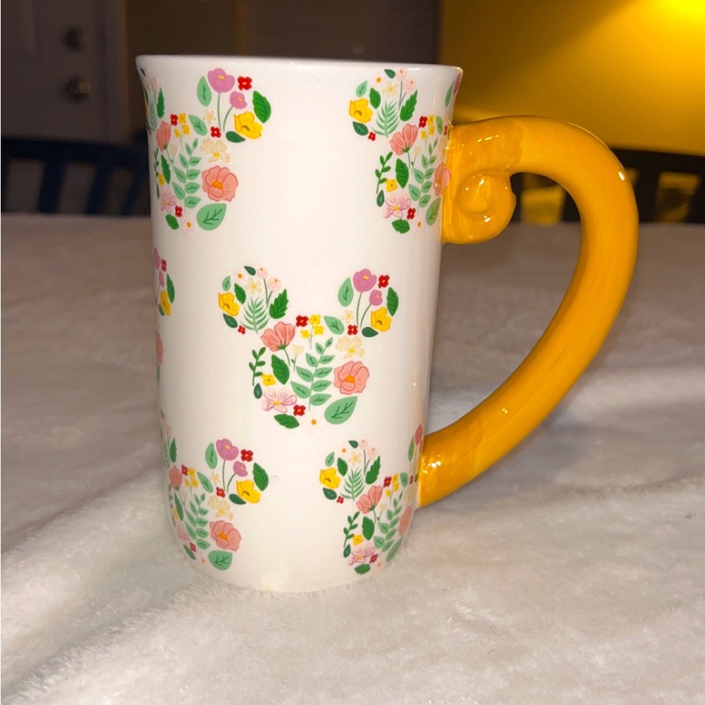 Minnie Mouse Exlcusive Ceramic Mug with Golden Curved Handle Floral Outline